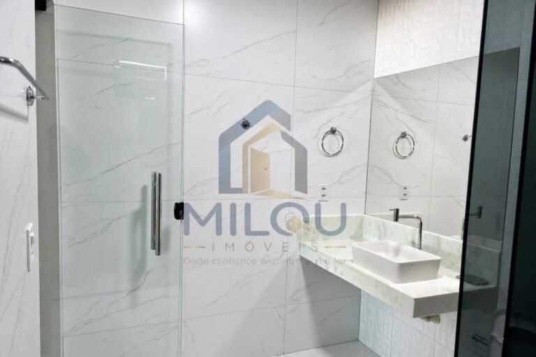 Casa com amplo espaço, 3 quartos, área gourmet, piscina e muito mais.
