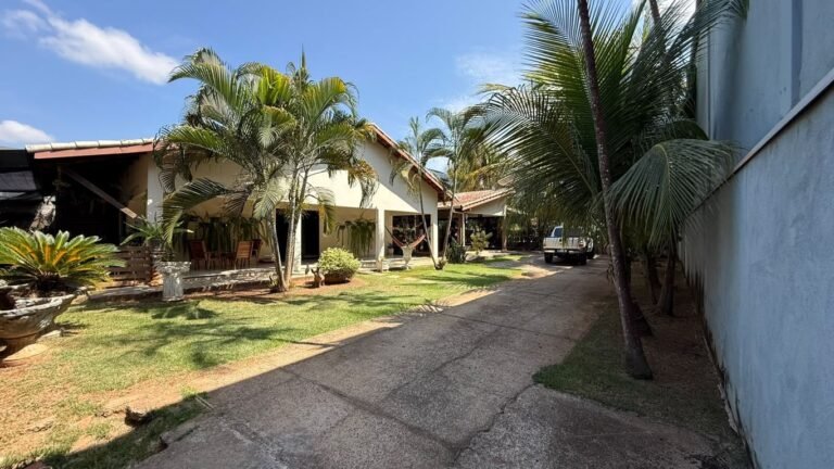 Casa Ampla, 3 suítes , Área Gourmet, Piscina grande, escritório e muito mais