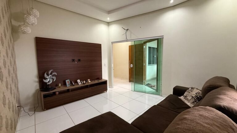 Casa com Potencial Comercial, Bairro Jardim Clodoaldo.