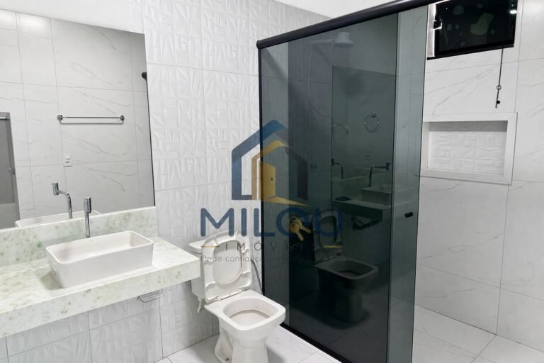 Casa com amplo espaço, 3 quartos, área gourmet, piscina e muito mais.